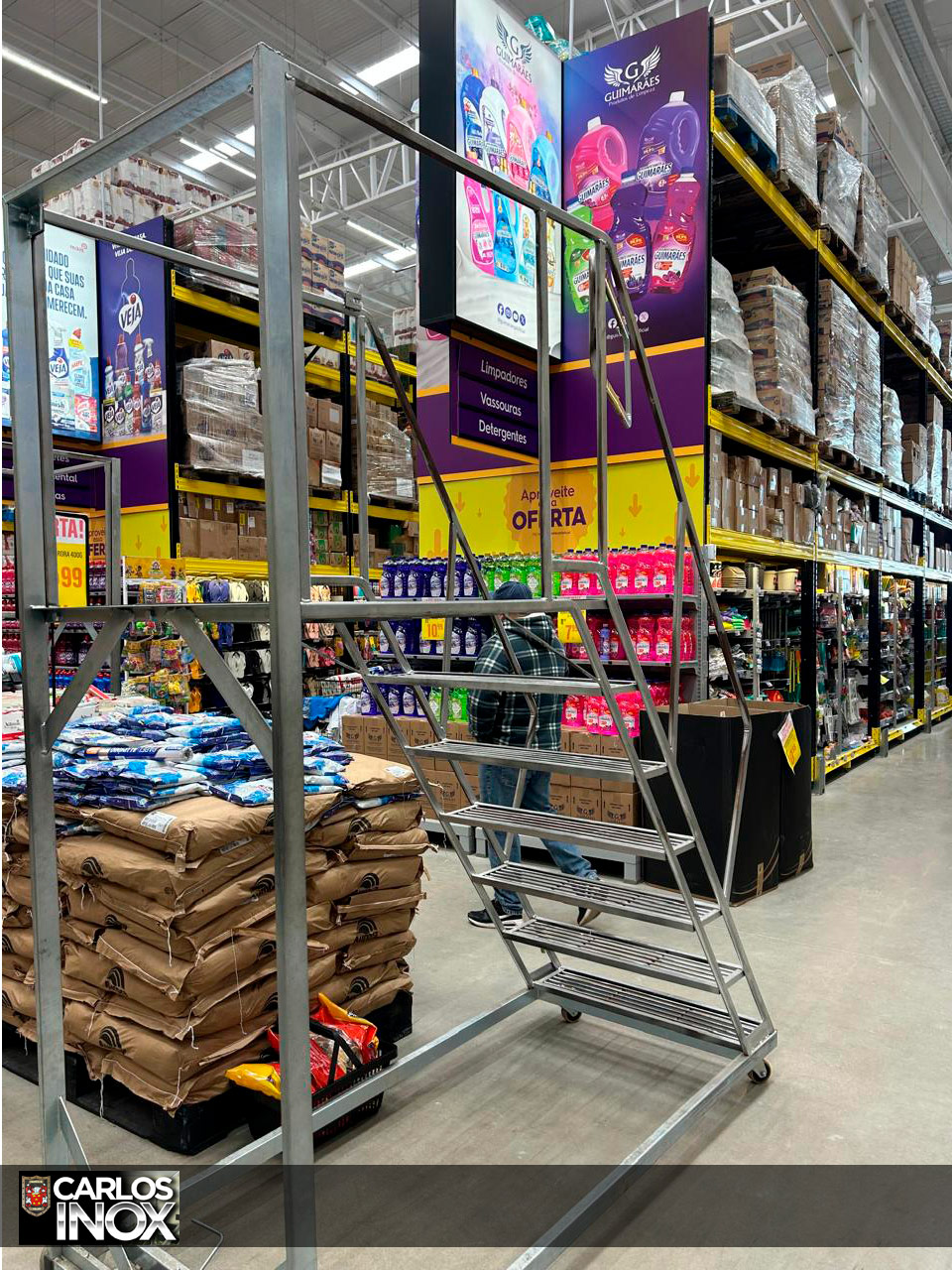 Estrutura metálica - Escada industrial em supermercado